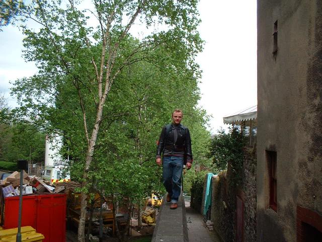 single file wallwalk, uphill