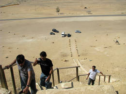 dhashur climbing pyramide